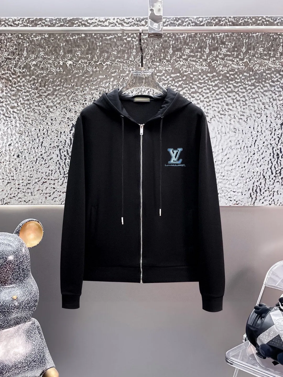🅿️420 [LV Louis Vuitton] (Fat Man Gospel) hot-selling suit is coming. Focus on the original version of the official website. 2025 new hot-selling cardigan sweater suit. The original order is the best. 🇭🇰The meticulous work of top designers is dedicated to a fitting and perfect upper body effect. All-natural high-quality Roman cotton 100%, close-fitting comfort, noble and elegant! Original hardware embodies elegance and nobility! Counter size: M-5XL (maximum wear up to 220 pounds)